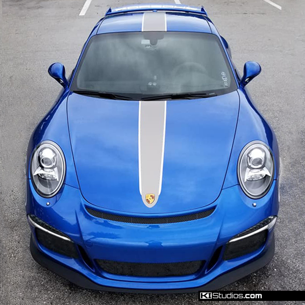 Blue Porsche 991 GT3 Platinumin grey and silver stripes
